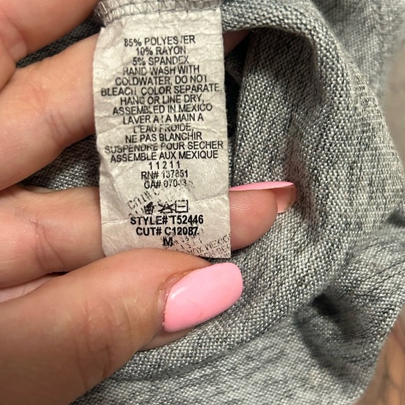 LIVE IN THE MOMENT, size M long sleeve gray floral top, V neck - Picture 6 of 6